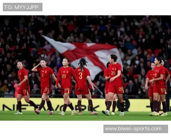 中国国家女子足球队抵达伦敦全力备战与英格兰女足的国际友谊赛